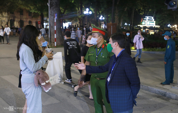 five places in hanoi forcing mask wearing to prevent covid 19